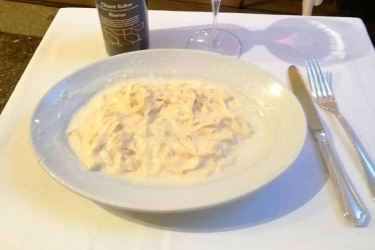 Le celebri fettuccine Alfredo alla Scrofa non delude Il giardino in piazzetta fa centro